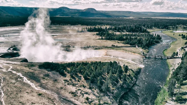 Midway Geyser Basin, Yellowstone. Kaunis ilmakuva Natiosta — kuvapankkivalokuva