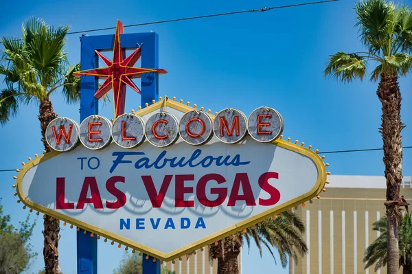 Proslulé znamení Las Vegas za jasného slunečného dne, Nevada — Stock fotografie