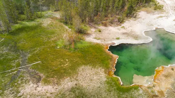 Yellowstone Geyser zoals gezien van bovenaf. Zwembad in het midden van de — Stockfoto