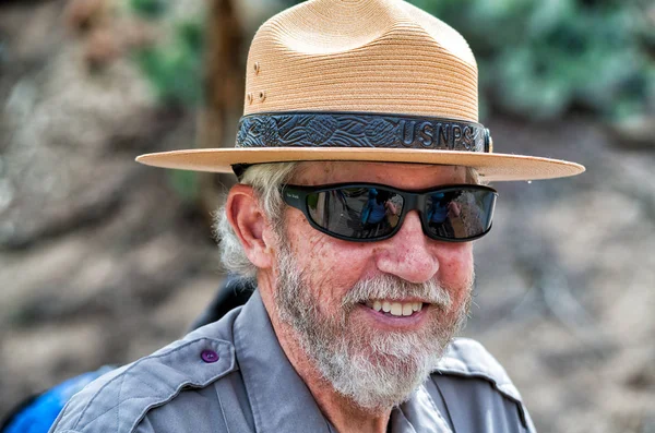 Yellowstone, WY-7 juli 2019: Ranger glimlacht tijdens het surveying ge — Stockfoto