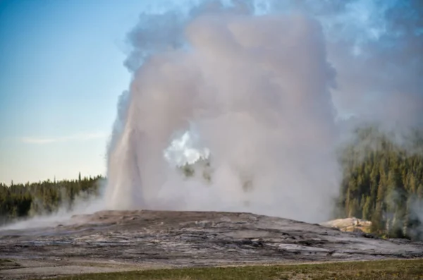 Eruzione del vecchio fedele Geyser, attrazione principale di Yellowstone — Foto Stock