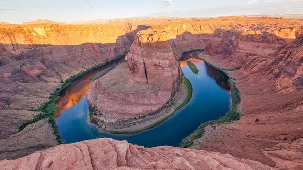 Dawn at Horseshoe Bend. Sunrise colors with Rocks and Colorado R — Stock Photo, Image