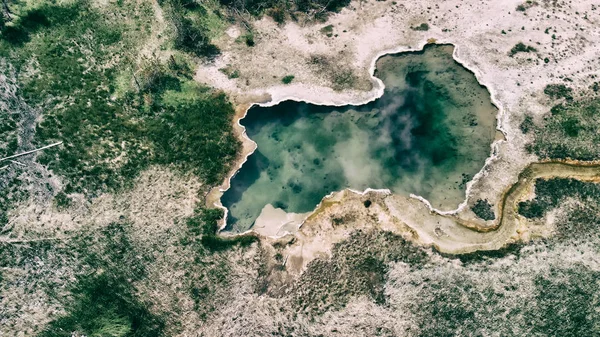 Yellowstone Geyser zoals gezien van bovenaf. Zwembad in het midden van de — Stockfoto