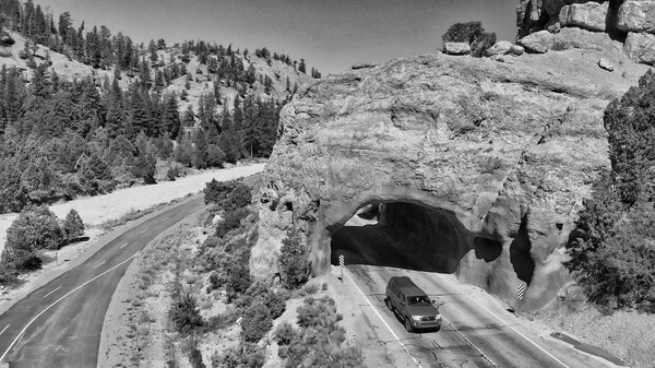 Entrada no túnel do Red Canyon e do Bryce Canyon. Arco vermelho localizado — Fotografia de Stock