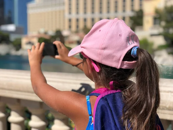 Νεαρό κορίτσι φωτογραφίζει το Λας Βέγκας μια ηλιόλουστη μέρα — Φωτογραφία Αρχείου