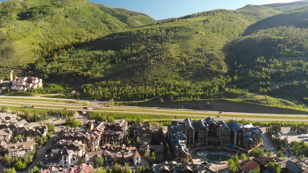 Vail, Colorado'daki binalar. Güneşli bir yaz morni havadan görünümü — Stok fotoğraf