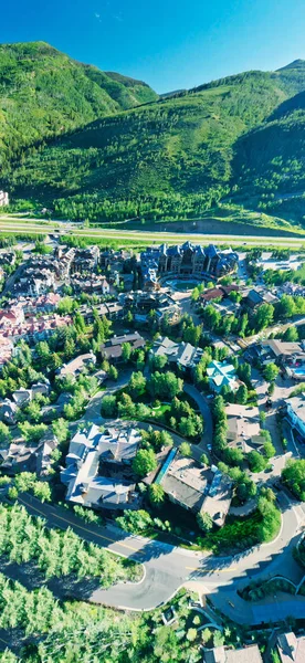 Gebäude in Verschleierung, colorado. Luftpanorama auf sonnigem Boden — Stockfoto