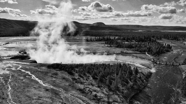 Midway Geyser Basin, een onderdeel van Yellowstone. Mooie luchtfoto van natio — Stockfoto