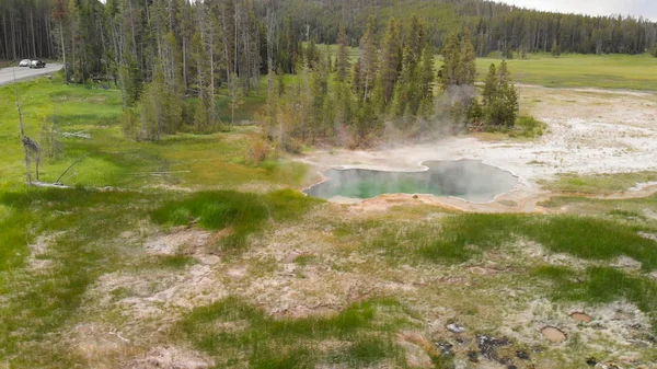 Geiser de Yellowstone visto desde arriba. Piscina en el centro de la — Foto de Stock