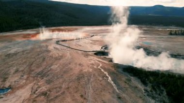 Güneşli bir günde Midway Gayzerlerinin hava görüntüleri