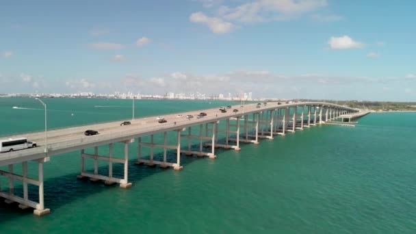 Imágenes Aéreas Rickenbacker Bridge Traffic Miami — Vídeo de stock