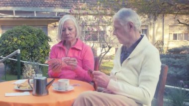 Yaşlıların huzurevinde zaman geçirdikleri görüntüler