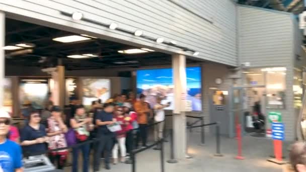 Footage Crowd People Whistler Funicular Entrance British Columbia — Stockvideo