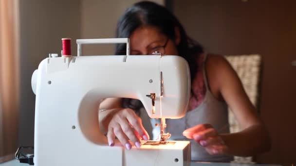 Beeldmateriaal Van Mooie Volwassen Vrouw Naaien Thuis — Stockvideo