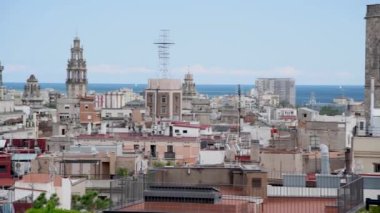 Arka planda deniz manzaralı şehrin hava görüntüleri