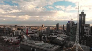 Gün batımında Melbourne şehrinin hava görüntüleri