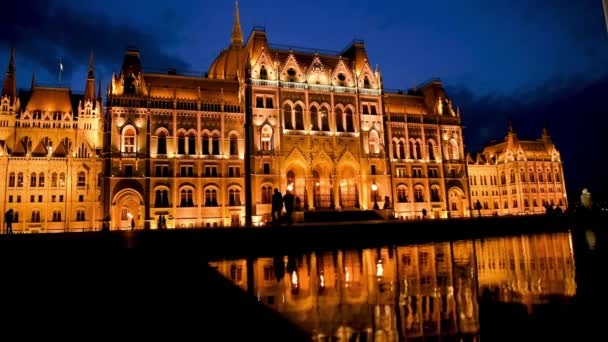 Malownicze Nocne Nagrania Parlamentu Budapesztu Odbiciem Wodzie — Wideo stockowe