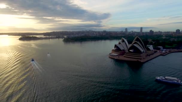 澳大利亚著名的悉尼歌剧院和海港的空中镜头 — 图库视频影像
