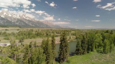 Grand Teton tepeleri, manzara ve Yılan Nehri 'nin panoramik hava görüntüleri