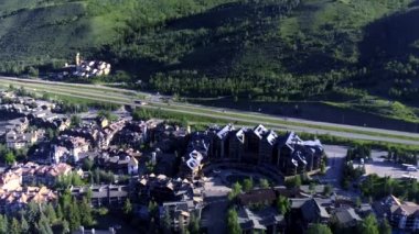 Kırsal kesimdeki küçük evlerin hava görüntüleri.