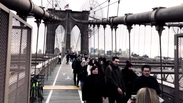 Aufnahmen Der Brücke Von Brooklyn Voller Autos Und Menschen — Stockvideo