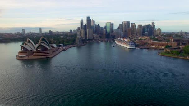有名なシドニーのオペラハウスと港の航空映像 オーストラリア — ストック動画