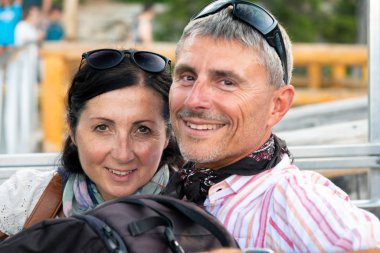 Kırklı yıllarda dışarıda oturan mutlu bir çift. Tatil, hafifmeşrep