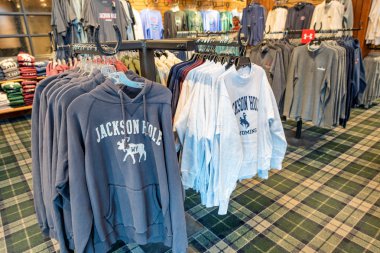 Jackson Hole, Wy - 11 Temmuz 2019: Bir kasabada renkli sweatshirt