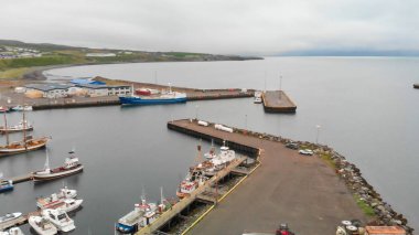 Husavik limanı ve şehir silueti, İzlanda 'nın havadan görünüşü