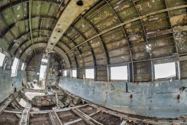 Terk edilmiş uçak İzlanda sahilinde, enkazın içinde düştü.