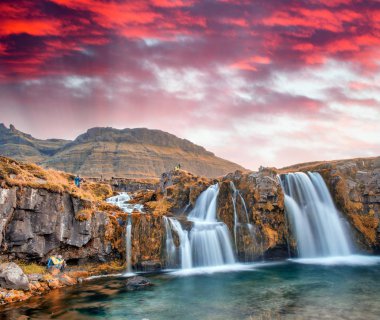 İzlanda'da ünlü seyahat yeri. Güneşlerde Kirkjufell Şelaleleri