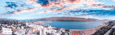 İzlanda'daki Akureyri kasabasının panoramik havadan görünümü