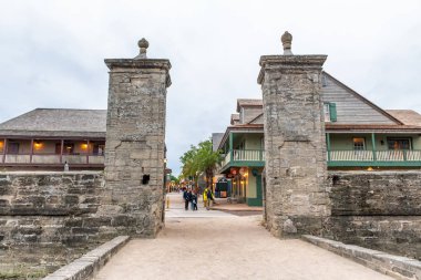 St Augustine, Fl - 8 Nisan 2018: Ana şehir stree boyunca Turistler