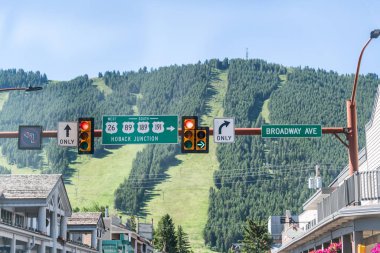 Yaz sezonunda Jackson Hole binaları ve dağları