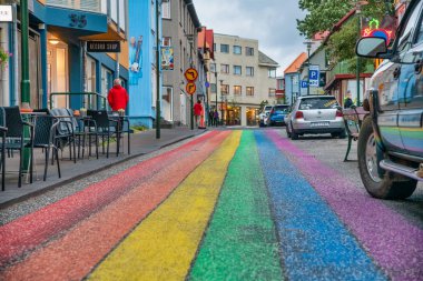 Reykjavik, İzlanda - 11 Ağustos 2019: Ana şehir alışveriş caddesi.