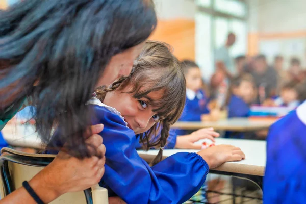 Niña en su primer día de escuela primaria con su madre —  Fotos de Stock