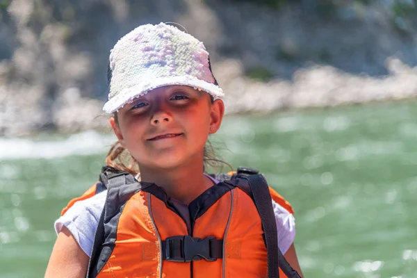 Felice ragazza lungo il fiume di montagna nella stagione estiva — Foto Stock