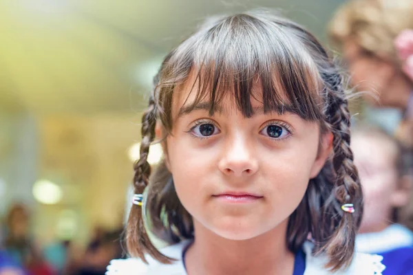 Besorgtes junges Mädchen im Klassenzimmer für ihren ersten Elementartag — Stockfoto