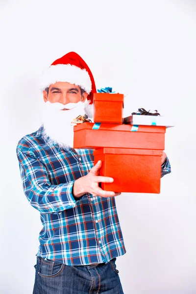 Muž předstírající, že je Santa s vánoční dárkové krabice, izolované o — Stock fotografie