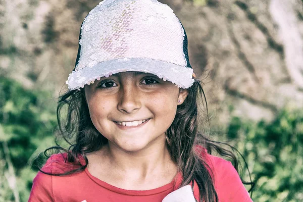 Happy young girl smiling during an outdoor excursion — Stock Photo, Image