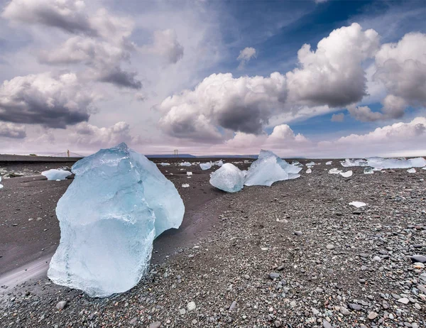 Iceberg nella spiaggia di Jokulsarlon Diamond al tramonto, Islanda — Foto Stock