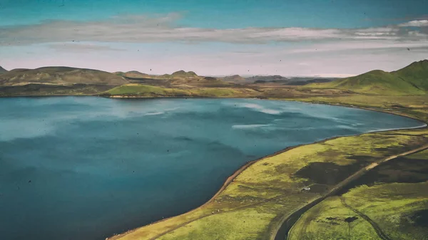 Veduta aerea delle montagne Landmannalaugar e del lago, Fjallabak Natu — Foto Stock