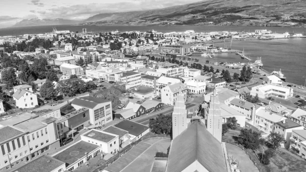 Vista aérea da cidade de Akureyri na Islândia em uma tarde de verão ensolarada — Fotografia de Stock