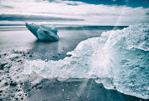 Jokulsarlon Diamond Beach con icebergs en un día soleado, Islandia . — Foto de Stock