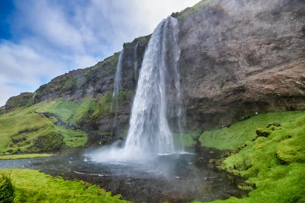 Seljalandsfoss, oldalnézet egy szép nyári napon Izlandon — Stock Fotó