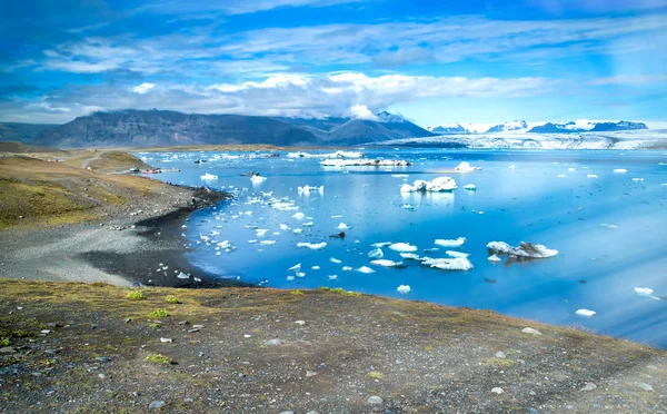 Η λίμνη Jokulsarlon με παγόβουνο σε μια ηλιόλουστη μέρα, στην Ισλανδία. Μακρά ΛΗΞΗ — Φωτογραφία Αρχείου