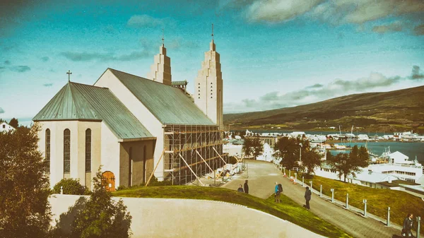 Luchtfoto van de stad Akureyri in IJsland op een zonnige zomer aftern — Stockfoto