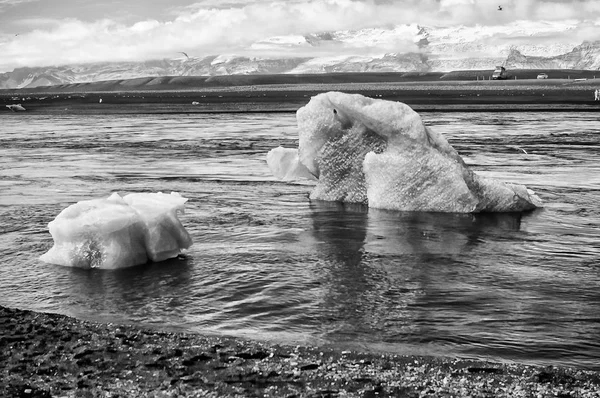 Elmas boyunca buzdağları ile Jokulsarlon Lagünü kızılötesi görünümü — Stok fotoğraf