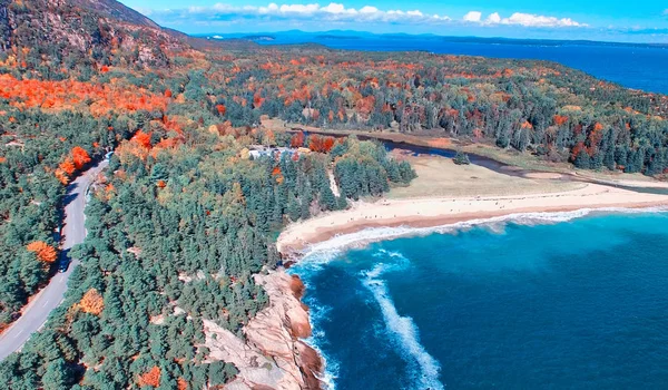 Hermoso camino a través de bosques en temporada de follaje, vista aérea —  Fotos de Stock