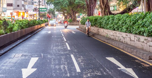 HONG KONG - Maio 5, 2014: ruas da cidade ao pôr do sol. Hong Kong tem o — Fotografia de Stock